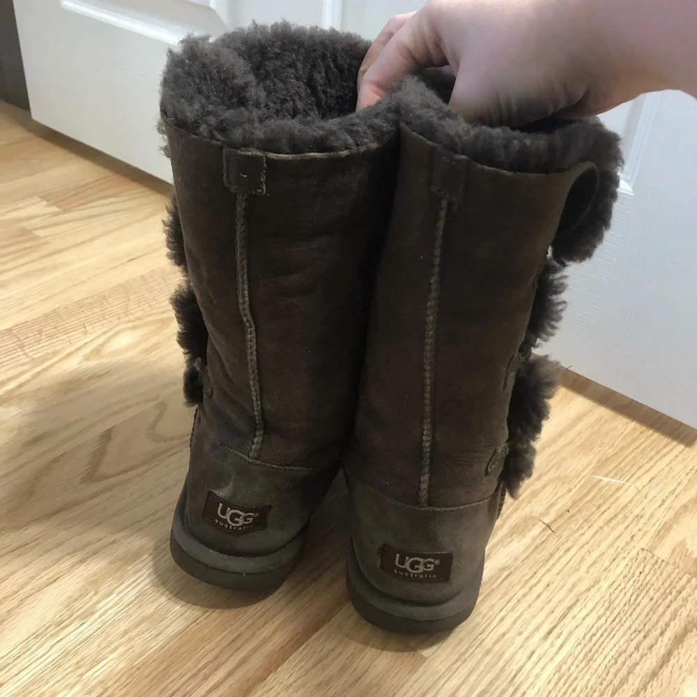 Ugg Bailey Triple Button Boots Sz 4 Brown Suede Leather Youth Girls Kids